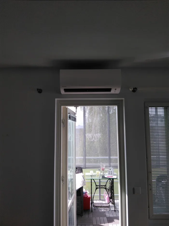Daikin Sensira Parvekkeen oven päällä