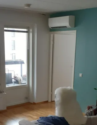 Daikin Sensira oven päälle asennettuna